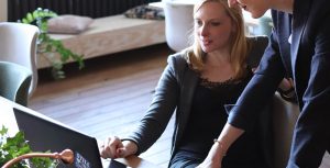 la communication bienveillante fournit les concepts et méthodes essentiels dans le déploiement d’une écoute active des collaborateurs et la valorisation des compétences de chacun.